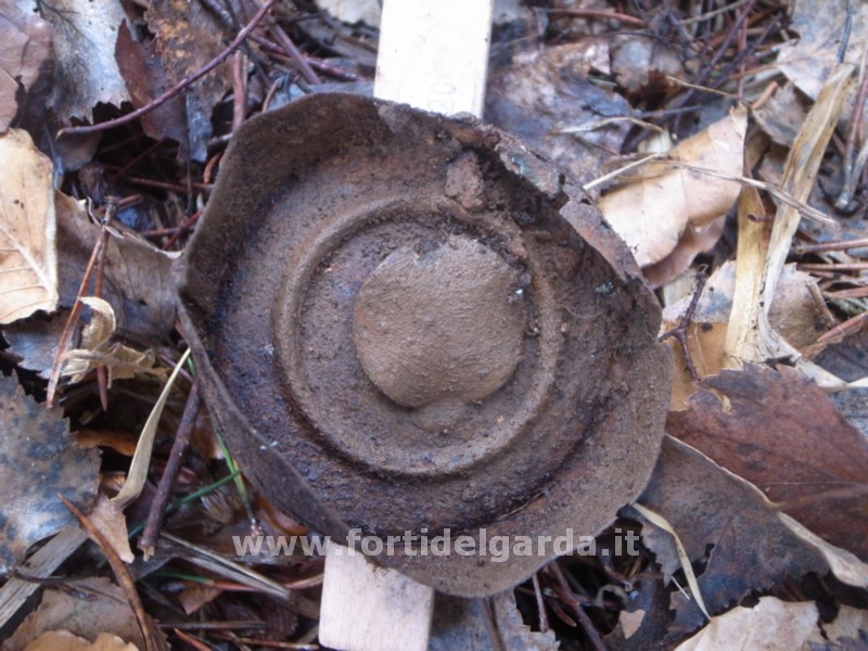Fondello con anello di irrigidimento e capsula Fondello con anello di irrigidimento e capsula